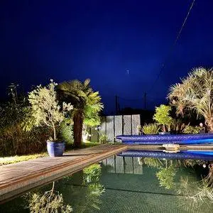 Piscine éclairée en soirée
