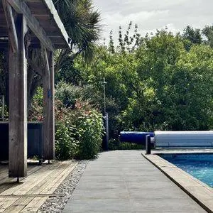 Terrasse et abords de la piscine